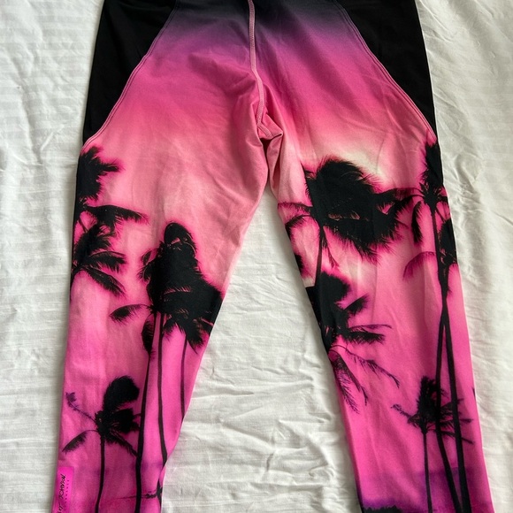 Betsey Johnson Black and Hot Pink Palm print leggings Sz L - Picture 4 of 5